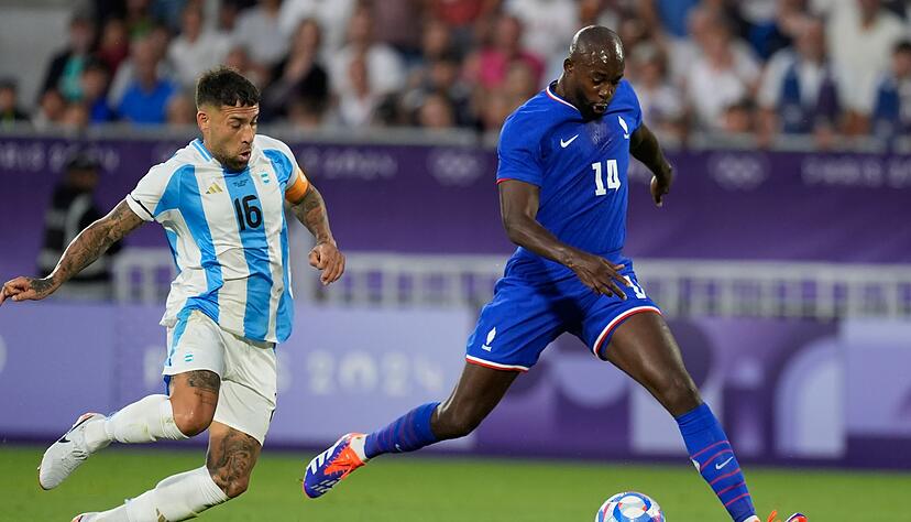 Jean-Philippe Mateta (r) erzielt das entscheidende Tor für Frankreich zum Halbfinaleinzug. Jean-Philippe Mateta (r) erzielt das entscheidende Tor für Frankreich zum Halbfinaleinzug.