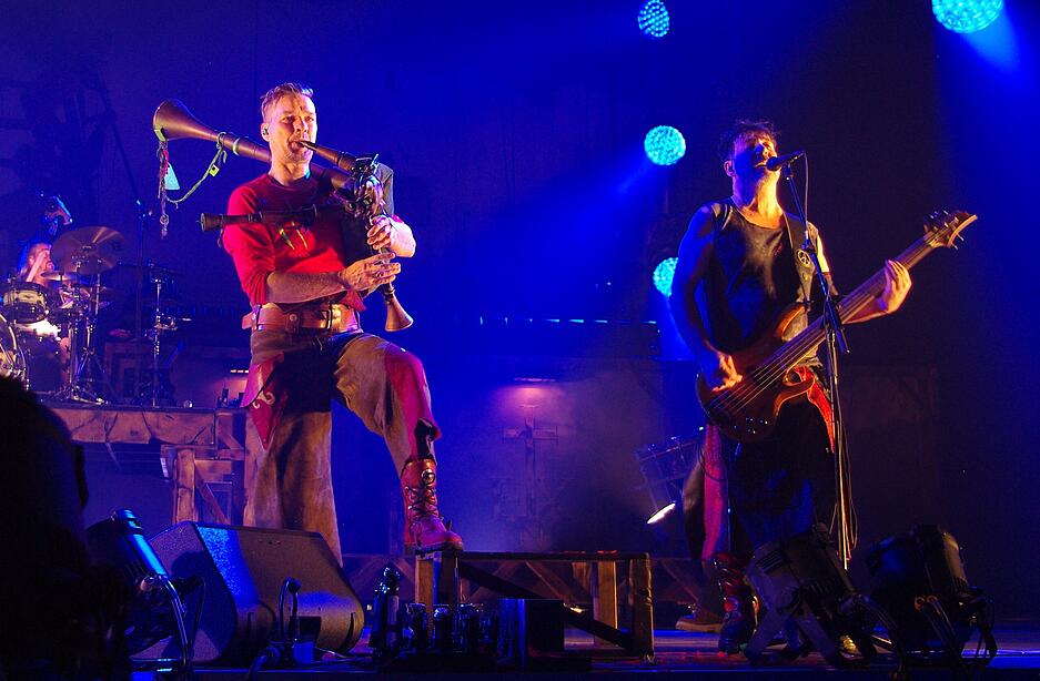 Das zweist&uuml;ndige Konzert der Mittelalterband In Extremo in der Stuttgarter Porsche-Arena ger&auml;t sehr kurzweilig.