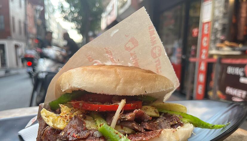 Der spontane Döner oder eher die Tafel Schokolade auf dem Sofa? Auch beim Snacken ticken wir Menschen unterschiedlich. Der spontane Döner oder eher die Tafel Schokolade auf dem Sofa? Auch beim Snacken ticken wir Menschen unterschiedlich.