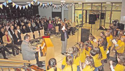 Der Schulchor der Grundschule singt ein selbstgetextetes Geburtstagslied. Unter der musikalischen Leitung von Dorothea Ackermann geht es mit Ober- und Unterstimme.Foto: Simone M&ouml;ndel