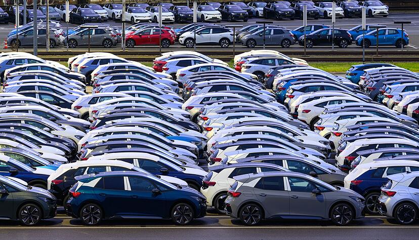 Im Juli kamen etwa elf Prozent mehr Neuwagen auf die Stra&szlig;en in Deutschland als im Vorjahresmonat. (Archivbild)