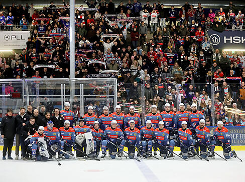 Mit Standing Ovations bei der offiziellen Verabschiedung bei der Mannschaftsvorstellung vor dem Oberliga-Spiel gegen die Lindau Islanders und mit einer La Ola nach der anderen nach Spielende haben die Fans der Heilbronner Falken die acht Spieler gefeiert, die den Unterl&auml;nder Eishockey-Drittligisten an diesem Sonntag verlassen.