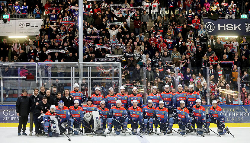 Mit Standing Ovations bei der offiziellen Verabschiedung bei der Mannschaftsvorstellung vor dem Oberliga-Spiel gegen die Lindau Islanders und mit einer La Ola nach der anderen nach Spielende haben die Fans der Heilbronner Falken die acht Spieler gefeiert, die den Unterl&auml;nder Eishockey-Drittligisten an diesem Sonntag verlassen.