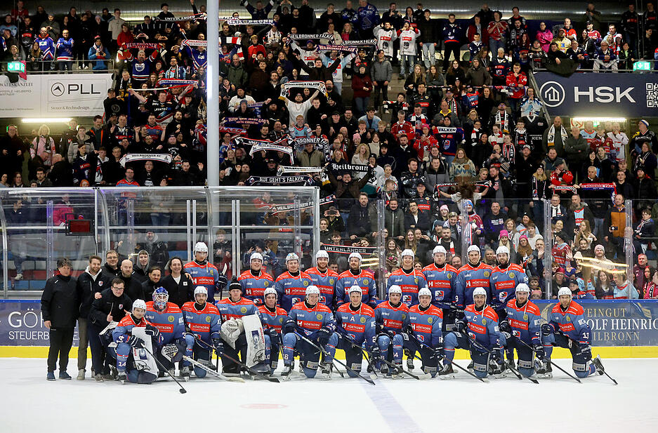 Mit Standing Ovations bei der offiziellen Verabschiedung bei der Mannschaftsvorstellung vor dem Oberliga-Spiel gegen die Lindau Islanders und mit einer La Ola nach der anderen nach Spielende haben die Fans der Heilbronner Falken die acht Spieler gefeiert, die den Unterl&auml;nder Eishockey-Drittligisten an diesem Sonntag verlassen.
