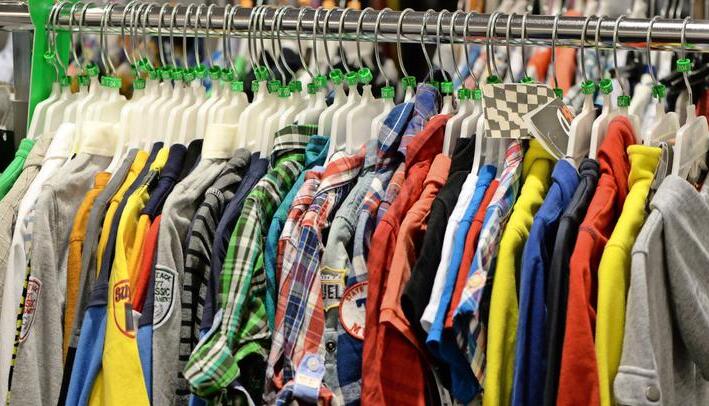 Hemden neben Hemden, nach Gr&ouml;&szlig;en sortiert: TK Maxx-L&auml;den geht es um den Preis, auf Ausstattung der L&auml;den wird weniger Wert gelegt.
Foto: dpa