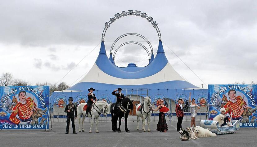 Alle in Position: Die Stars der Show freuen sich schon auf die gro&szlig;e Premiere am Donnerstag. Die Elefantendamen k&ouml;nnen nicht dabei sein. Foto: Katharina Loch