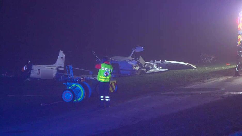Das Flugzeug wurde in mehrere St&uuml;cke gerissen. Nach ersten Angaben gibt es zwei Verletzte.