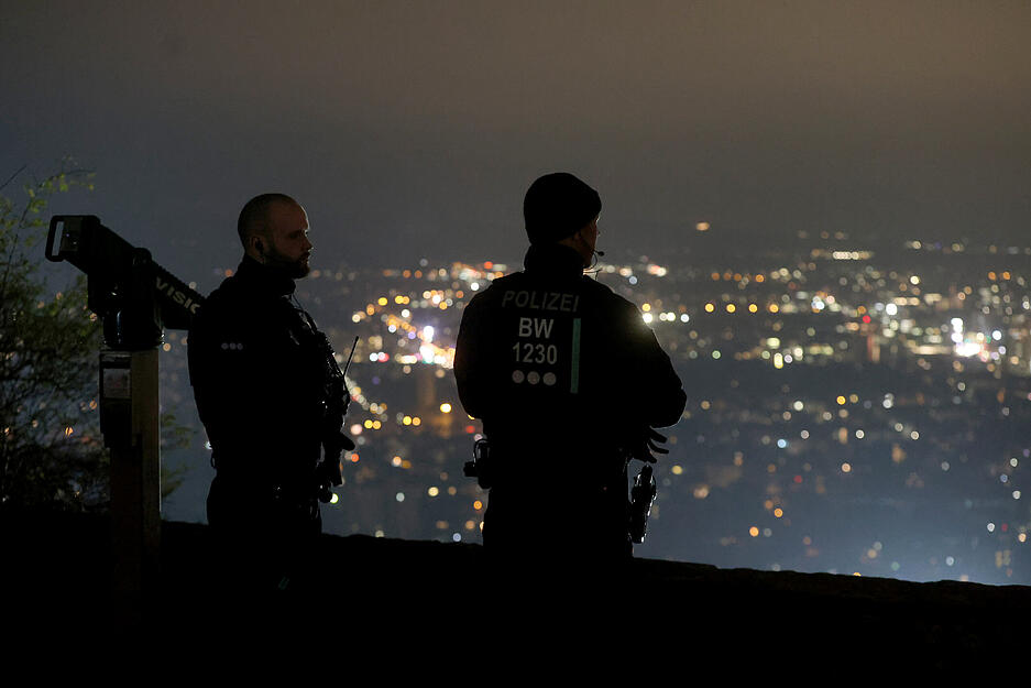 Die Polizei sorgt bei der Fackelmahnwache mit Gegenprotest auf dem Wartberg f&uuml;r Sicherheit