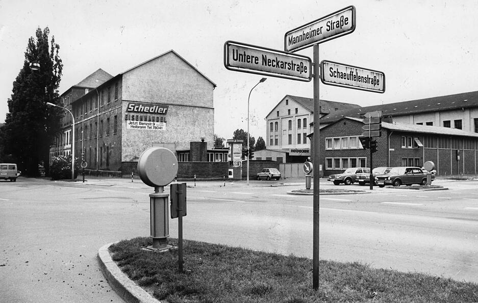 Einstige Lagergebäude des Eisenhandels Gustav Schedler an der Mannheimer Straße, links im Bild. Im Hintergrund das Fachgeschäft Heidecker, in dessen Gebäude in den 1980er Jahren Möbel Fritzsch einzieht. Aufnahme aus dem Jahr 1978.