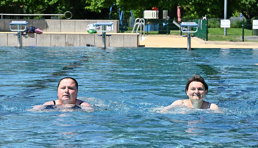 Bei 21 Grad Wassertemperatur ziehen die Freundinnen Eldana Zmiric und Nina Possemato ihre Bahnen w&auml;hrend ihre Kinder nebenan plantschen. 
Fotos: Katrin Draskovits