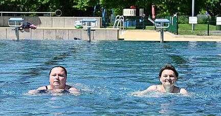 Bei 21 Grad Wassertemperatur ziehen die Freundinnen Eldana Zmiric und Nina Possemato ihre Bahnen w&auml;hrend ihre Kinder nebenan plantschen. 
Fotos: Katrin Draskovits