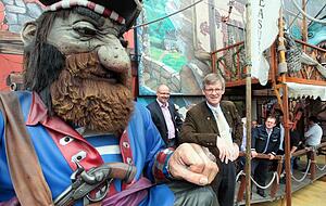 Bürgermeister Claus Brechter geht mit einem Piraten auf Tuchfühlung: In Bad Wimpfen eröffnet heute der Talmarkt mit vielen Attraktionen. Bürgermeister Claus Brechter geht mit einem Piraten auf Tuchfühlung: In Bad Wimpfen eröffnet heute der Talmarkt mit vielen Attraktionen.