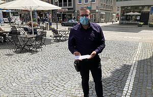 Im Weinhaus Vinum am Heilbronner Marktplatz teilt David Radeljak schmale Zettel aus, auf denen G&auml;ste ihre Daten hinterlassen m&uuml;ssen. Die meisten haben daf&uuml;r Verst&auml;ndnis.