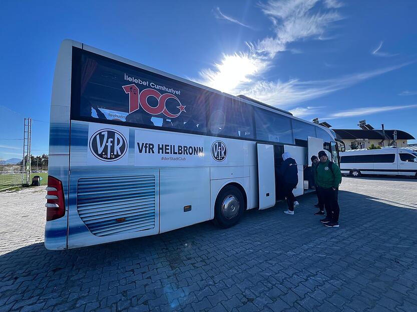 Mit diesem Bus ist der VfR Heilbronn im Türkei-Trainingslager unterwegs. Mit diesem Bus ist der VfR Heilbronn im Türkei-Trainingslager unterwegs.