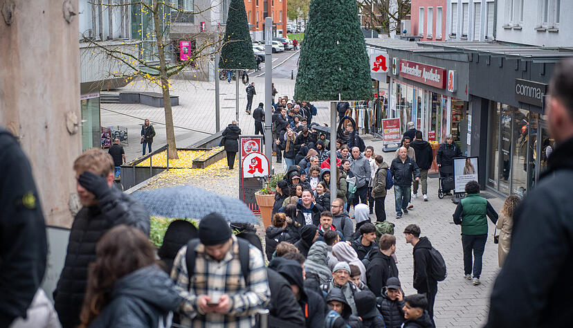 Neueröffnung in Heilbronn: Der Kebap-Laden „Original Berliner Döner“ zieht zahlreiche Besucher an. Neueröffnung in Heilbronn: Der Kebap-Laden „Original Berliner Döner“ zieht zahlreiche Besucher an.