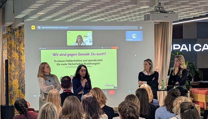 Die vier Gr&uuml;nderinnen (von links) Alissia Quaintance, Shreeya Shevade, Sogol Kordi (auf der Leinwand), Steffanie Rainer gemeinsam mit Sirid B&ouml;hm vom Ipai.