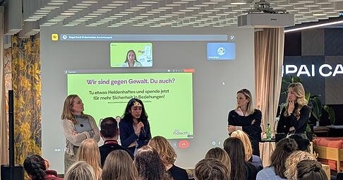 Die vier Gründerinnen (von links) Alissia Quaintance, Shreeya Shevade, Sogol Kordi (auf der Leinwand), Steffanie Rainer gemeinsam mit Sirid Böhm vom Ipai. Die vier Gründerinnen (von links) Alissia Quaintance, Shreeya Shevade, Sogol Kordi (auf der Leinwand), Steffanie Rainer gemeinsam mit Sirid Böhm vom Ipai.