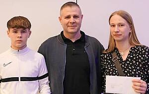 Ringer Samuel Puscas (li.) mit Vater und Trainer Andrei sowie Jasmin Jakob. Ringer Samuel Puscas (li.) mit Vater und Trainer Andrei sowie Jasmin Jakob.