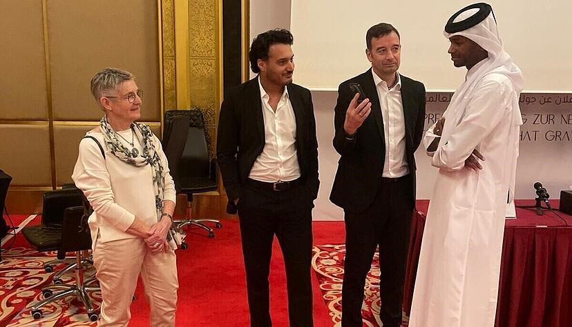 Die Heilbronner Hochsprung-Delegation (von links) mit Rosemarie Just-Espert, Altin Zhegrova und Oliver Blumenstock in Doha mit Olympiassieger Mutaz Essa Barshim.