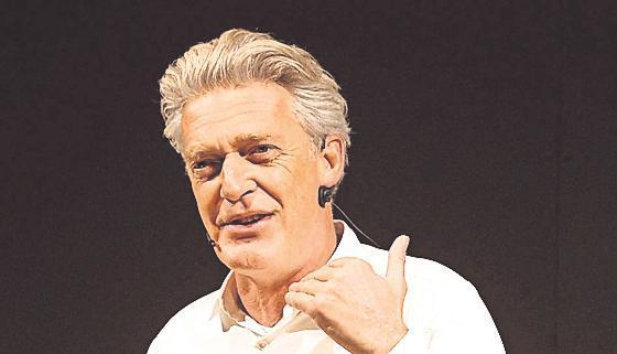 Max Moor philosophiert über die Reparatur eines Traktors. Foto: Andreas Veigel
