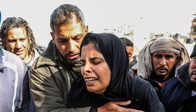 Eine Mutter trauert um ihr dreij&auml;hriges Kind, das bei einem n&auml;chtlichen Bombardement Israels im Gazastreifens get&ouml;tet wurde.