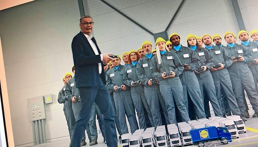 Modell-Lkw voll mit Recycling- und Mehrweg-Flaschen: Das Youtube-Video mit Günther Jauch wurde bereits millionenfach aufgerufen.