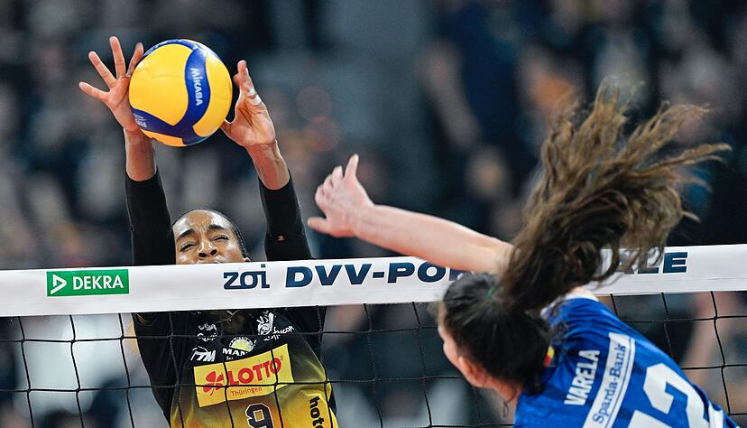 Varela (r) sorgte in Satz drei f&uuml;r einen Stuttgarter Vorsprung.