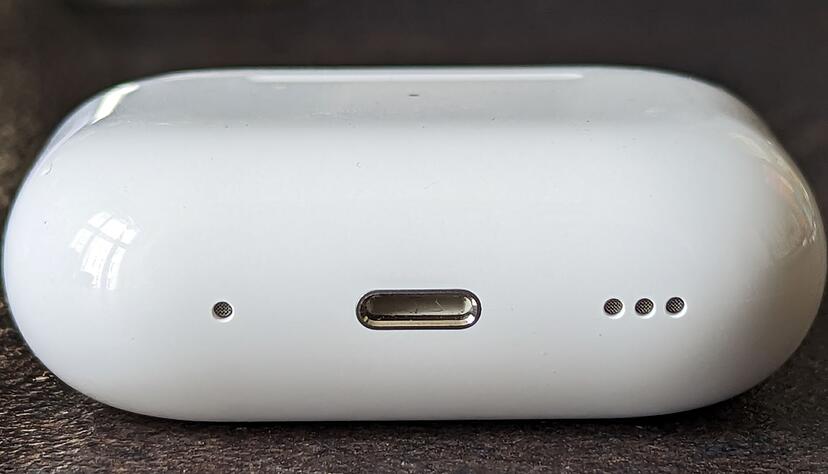 Lade-Etui mit kleinem Lautsprecher. Der kann mächtig Alarm machen, wenn es darum geht, das verlorene Etui wiederzufinden. Lade-Etui mit kleinem Lautsprecher. Der kann mächtig Alarm machen, wenn es darum geht, das verlorene Etui wiederzufinden.