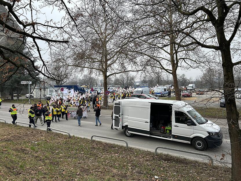 Von der Theresienwiese aus zog der Demo-Zug Richtung Heilbronner Innenstadt. Von der Theresienwiese aus zog der Demo-Zug Richtung Heilbronner Innenstadt.