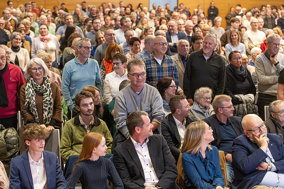 Beim Wahlforum zur B&uuml;rgermeisterwahl diskutieren die Kandidaten vor gro&szlig;em Publikum &uuml;ber ihre Ziele f&uuml;r die Gemeinde.