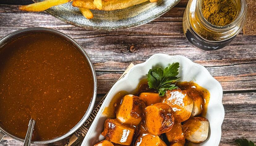 Worcestersauce, Tomatenketchup, Cola: All das bringt Geschmack in die Curryso&szlig;e von Anja W&uuml;rfl. Wichtig, damit sie sch&ouml;n karamellig wird? Genug Zeit auf dem Herd!