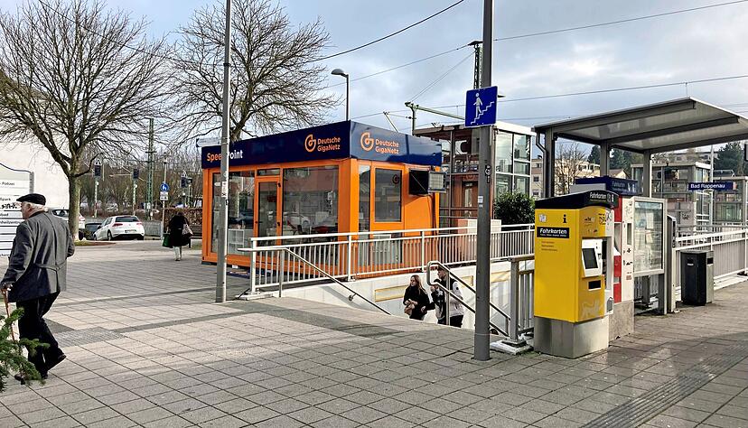 Am Bahnhof in Bad Rappenau steht ein Container der Deutschen Giganetz. Dort k&ouml;nnen sich die B&uuml;rger informieren und Vertr&auml;ge abschlie&szlig;en.
Foto: Elfi Hofmann