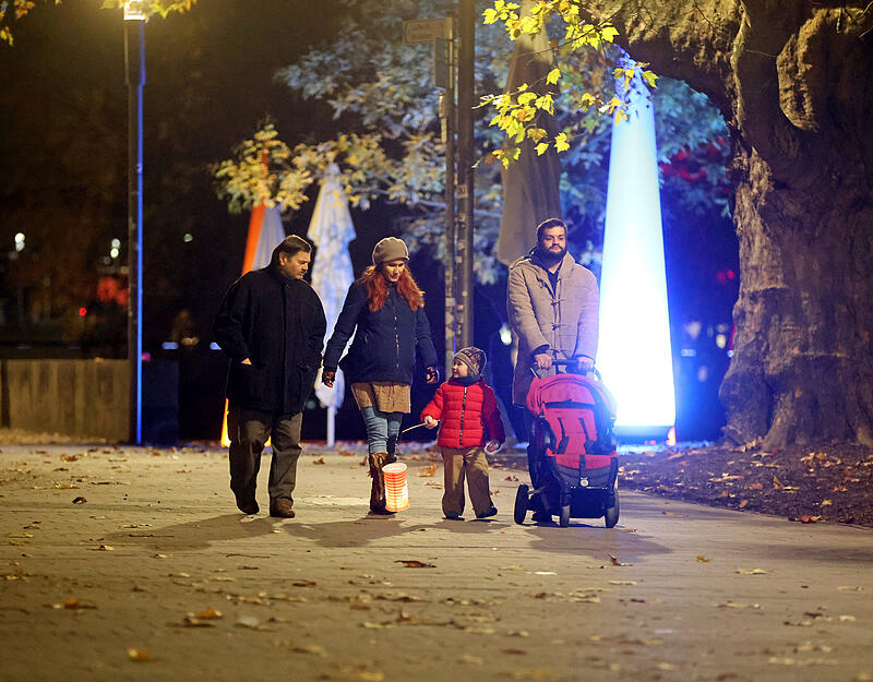 Strahlende Gesichter und leuchtende Laternen verwandeln die Stadt in ein Lichtermeer. Strahlende Gesichter und leuchtende Laternen verwandeln die Stadt in ein Lichtermeer.