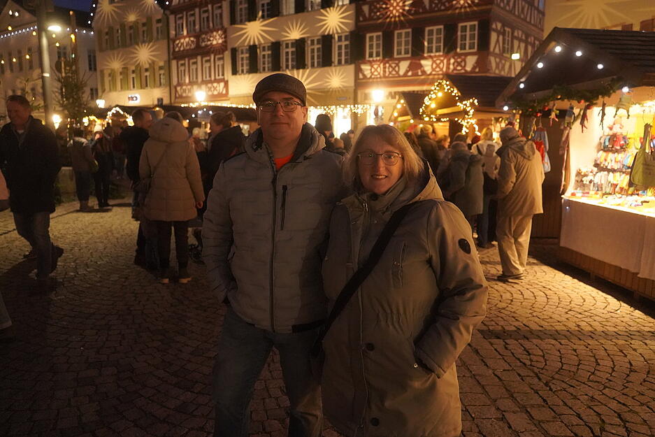 Besucher genießen die weihnachtliche Stimmung zwischen Schloss, Kirche und Gassen.