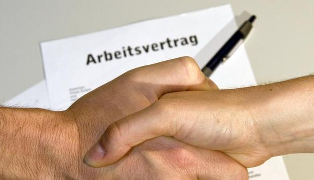 Ist der schriftliche Arbeitsvertrag anders als die m&uuml;ndliche Vereinbarung, m&uuml;ssen Arbeitnehmer nicht unterschreiben. Foto: Archiv/dpa