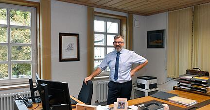 Wolfgang Rapp vor ein paar Wochen in seinem Büro im Ellhofener Rathaus. Er komme nach wie vor gerne hierher, sagt er. Doch nun möchte der Diplom-Verwaltungswirt noch einmal etwas Neues anfangen.
Foto: Archiv/Berger Wolfgang Rapp vor ein paar Wochen in seinem Büro im Ellhofener Rathaus. Er komme nach wie vor gerne hierher, sagt er. Doch nun möchte der Diplom-Verwaltungswirt noch einmal etwas Neues anfangen.
Foto: Archiv/Berger