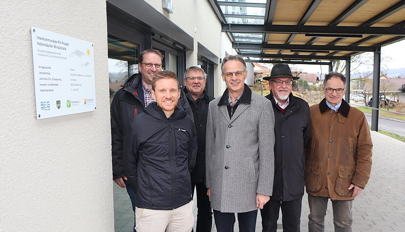 Freuen sich &uuml;ber die neue Photovoltaikanlage auf der Winiziohalle: R&uuml;diger Volk (stv. B&uuml;rgermeister in Sch&ouml;ntal), Fabian Fluhrer, Franz Nebenf&uuml;hr, Helmut Volk, Lothar Strecker, Andreas K&ouml;hler (v.l.)
