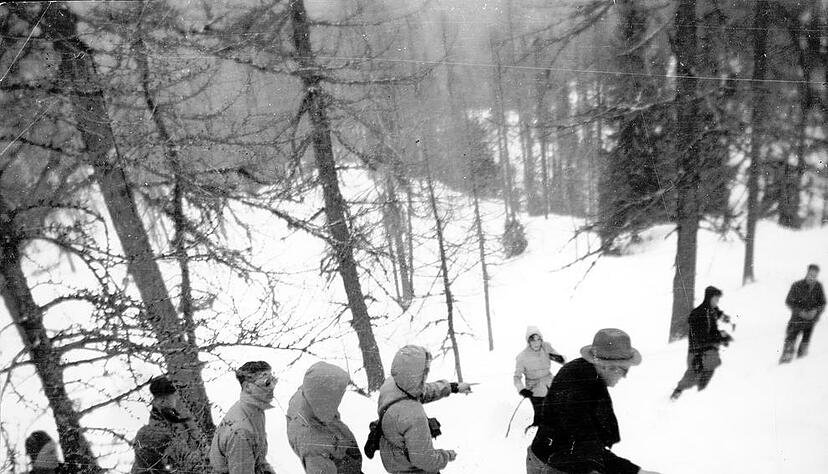 Zusammengestellt von Archiv und Dokumentation der Heilbronner Stimme 

Die Dachstein-Tragödie: Zehn Schüler und drei Lehrer sterben am Gründonnerstag, den 15. April 1954 im österreichischen Dachsteinmassiv bei einem Schneesturm, der während einer Wanderung aufkommt. Sie sind Teil einer größeren Gruppe von der Heilbronner Knabenmittelschule, der heutigen Dammrealschule, die die Osterferien in der Sportschule Obertraun verbringt.

Das Bild zeigt zehn der dreizehn Teilnehmer der verhängnisvollen Bergtour. Es stammt aus der Kamera von Dieter Steck, die neben dem toten 16-jährigen Schüler gefunden wurde.