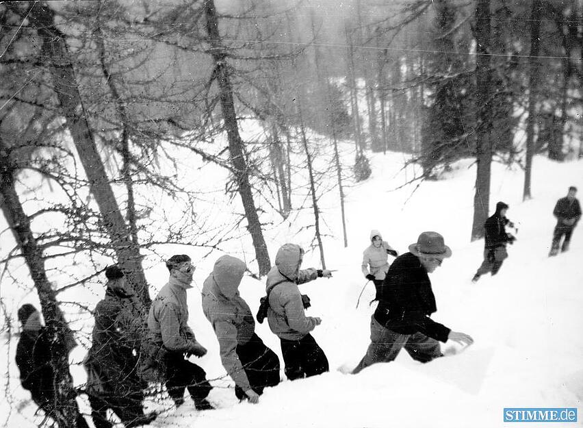Zusammengestellt von Archiv und Dokumentation der Heilbronner Stimme 

Die Dachstein-Tragödie: Zehn Schüler und drei Lehrer sterben am Gründonnerstag, den 15. April 1954 im österreichischen Dachsteinmassiv bei einem Schneesturm, der während einer Wanderung aufkommt. Sie sind Teil einer größeren Gruppe von der Heilbronner Knabenmittelschule, der heutigen Dammrealschule, die die Osterferien in der Sportschule Obertraun verbringt.

Das Bild zeigt zehn der dreizehn Teilnehmer der verhängnisvollen Bergtour. Es stammt aus der Kamera von Dieter Steck, die neben dem toten 16-jährigen Schüler gefunden wurde.