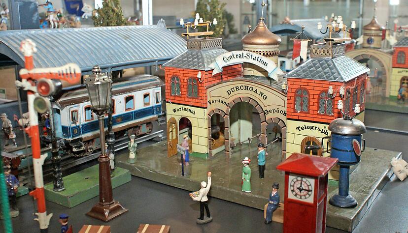 Blickfang in einer Vitrine: ein Märklin-Bahnhof von 1898 mit Einsteigehalle nebenan.
Fotos: Carsten Friese