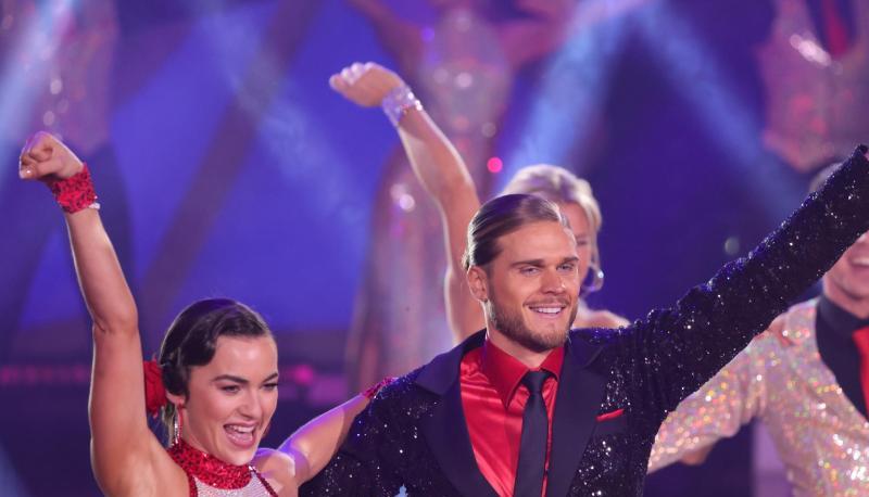 R&uacute;rik G&iacute;slason und Renata Lusin setzten sich gegen zwei andere Tanzpaare durch.