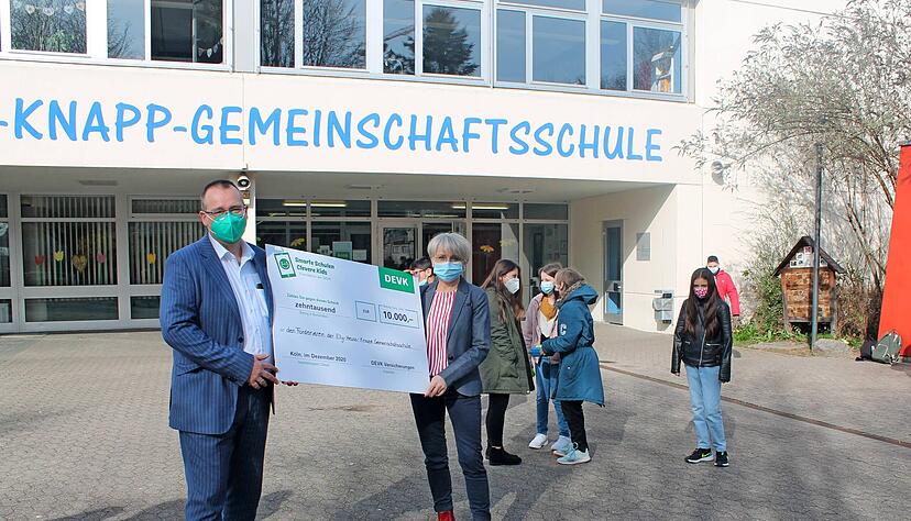 "Jahrzehntelang wurde die Digitalisierung der Schulen in Deutschland verpennt", sagen die Leiter der EHK-Gemeinschaftsschule Harald Schröder und Dorothea Piontek, die sich sich über 10?000 Euro für den virtuellen Unterricht freuen.
Foto: Bigna Fink "Jahrzehntelang wurde die Digitalisierung der Schulen in Deutschland verpennt", sagen die Leiter der EHK-Gemeinschaftsschule Harald Schröder und Dorothea Piontek, die sich sich über 10?000 Euro für den virtuellen Unterricht freuen.
Foto: Bigna Fink