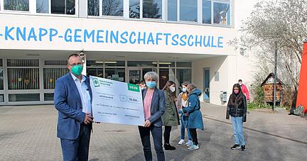 "Jahrzehntelang wurde die Digitalisierung der Schulen in Deutschland verpennt", sagen die Leiter der EHK-Gemeinschaftsschule Harald Schröder und Dorothea Piontek, die sich sich über 10?000 Euro für den virtuellen Unterricht freuen.
Foto: Bigna Fink "Jahrzehntelang wurde die Digitalisierung der Schulen in Deutschland verpennt", sagen die Leiter der EHK-Gemeinschaftsschule Harald Schröder und Dorothea Piontek, die sich sich über 10?000 Euro für den virtuellen Unterricht freuen.
Foto: Bigna Fink