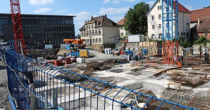 Auf dem ehemaligen Peka-Areal wird fleißig gearbeitet. Das belastete Aushubmaterial, das entsorgt werden musste, erhitzt aber weiter die Gemüter.
Foto: Armin Rößler