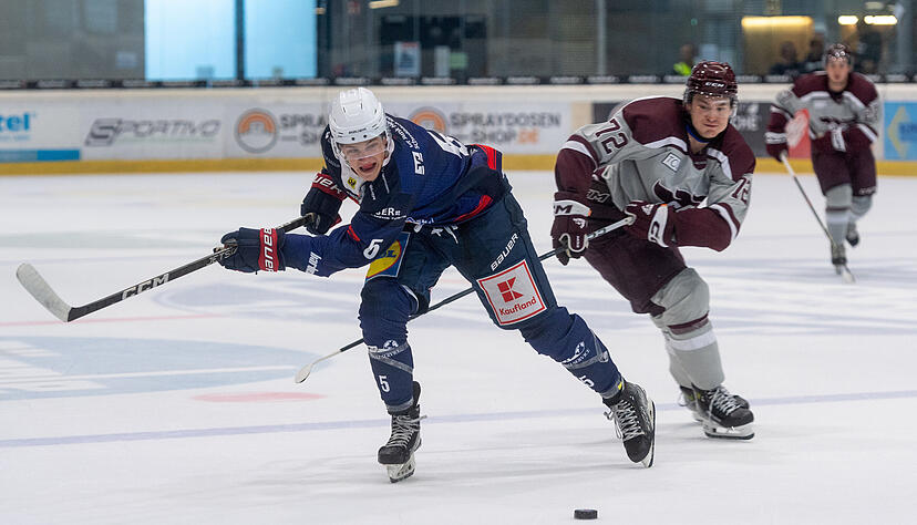 Verteidiger Julian Schams (links) hat sich mit seinen zwei Toren gegen Garmisch durchaus als Sturmalternative in den Fokus gerückt. Verteidiger Julian Schams (links) hat sich mit seinen zwei Toren gegen Garmisch durchaus als Sturmalternative in den Fokus gerückt.