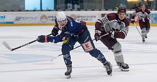 Verteidiger Julian Schams (links) hat sich mit seinen zwei Toren gegen Garmisch durchaus als Sturmalternative in den Fokus gerückt.