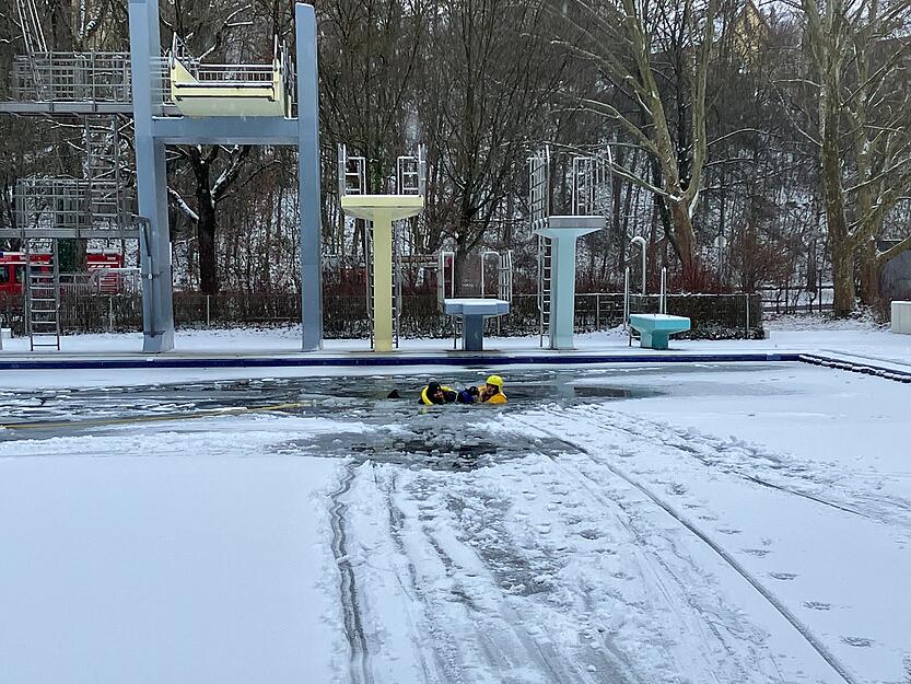 Das Freibad Neckarhalde wird bei winterlichen Temperaturen Schauplatz einer Eisrettungs&uuml;bung der Heilbronner Feuerwehr.