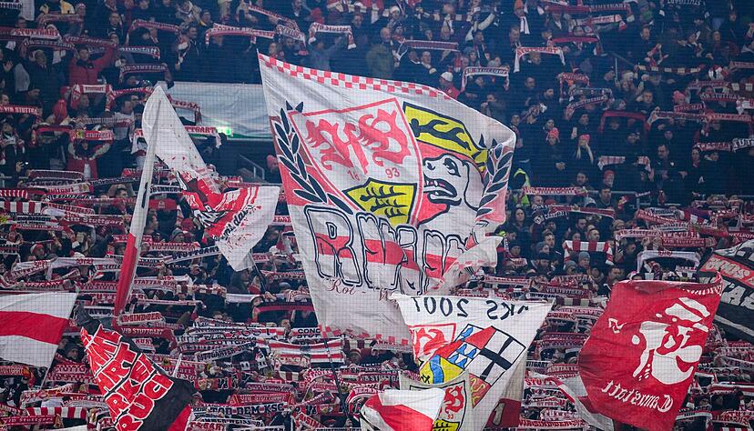 Die Fans des VfB Stuttgart sind zahlreich in Sinsheim beim Spiel gegen die TSG Hoffenheim vor Ort. Die Fans des VfB Stuttgart sind zahlreich in Sinsheim beim Spiel gegen die TSG Hoffenheim vor Ort.