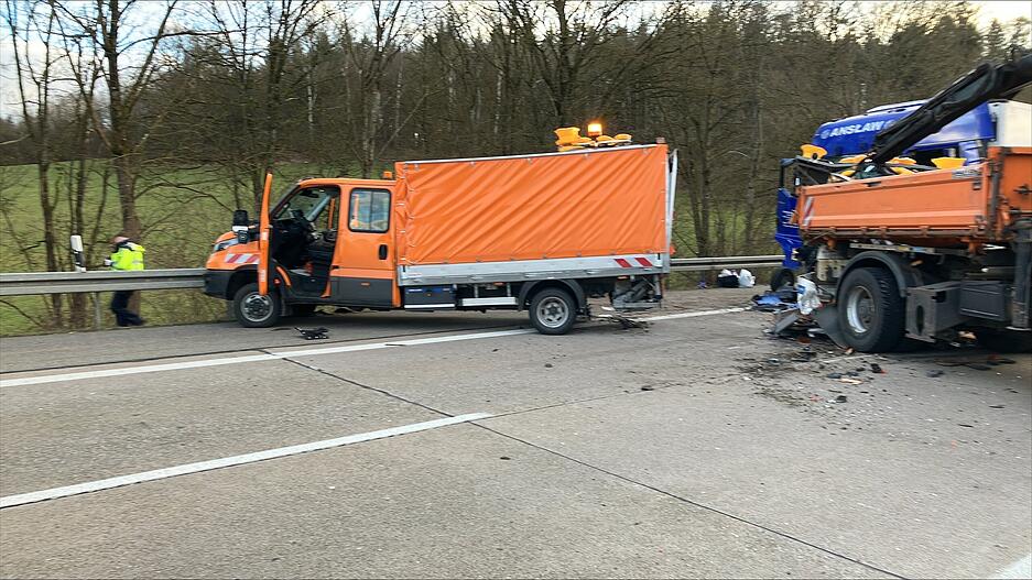 Einer der Arbeiter wollte gerade in den Transporter einsteigen. Er erlitt ebenfalls schwere Verletzungen. Einer der Arbeiter wollte gerade in den Transporter einsteigen. Er erlitt ebenfalls schwere Verletzungen.