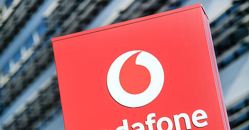 ARCHIV - 09.05.2018, Nordrhein-Westfalen, Düsseldorf: Das Vodafone-Logo steht vor der Vodafone-Deutschland-Zentrale.
Das Unternehmen Vodafone wurde mit einem Preis für Gleichberechtigung ausgezeichnet. (zu dpa: «Unternehmen und andere Länder als Vorbilder») Foto: Federico Gambarini/dpa - Honorarfrei nur für Bezieher des Dienstes dpa-Nachrichten für Kinder +++ dpa-Nachrichten für Kinder +++ ARCHIV - 09.05.2018, Nordrhein-Westfalen, Düsseldorf: Das Vodafone-Logo steht vor der Vodafone-Deutschland-Zentrale.
Das Unternehmen Vodafone wurde mit einem Preis für Gleichberechtigung ausgezeichnet. (zu dpa: «Unternehmen und andere Länder als Vorbilder») Foto: Federico Gambarini/dpa - Honorarfrei nur für Bezieher des Dienstes dpa-Nachrichten für Kinder +++ dpa-Nachrichten für Kinder +++
